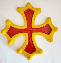 Croix occitane semi évidée diamètre 33 émaillée 2 couleurs jaune et rouge