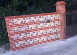 Exemple de réalisation avec des briques à coller et des faux galets de parement